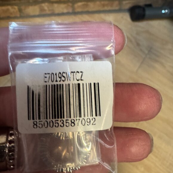 She's A Classic .75' Hoops NWT - Picture 4 of 4